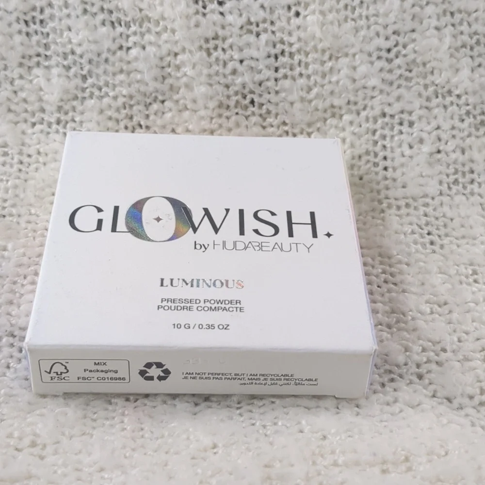 HUDA BEAUTY GloWish Luminous Pressed Powder in 00 PORCELAIN, 10g/0.35oz